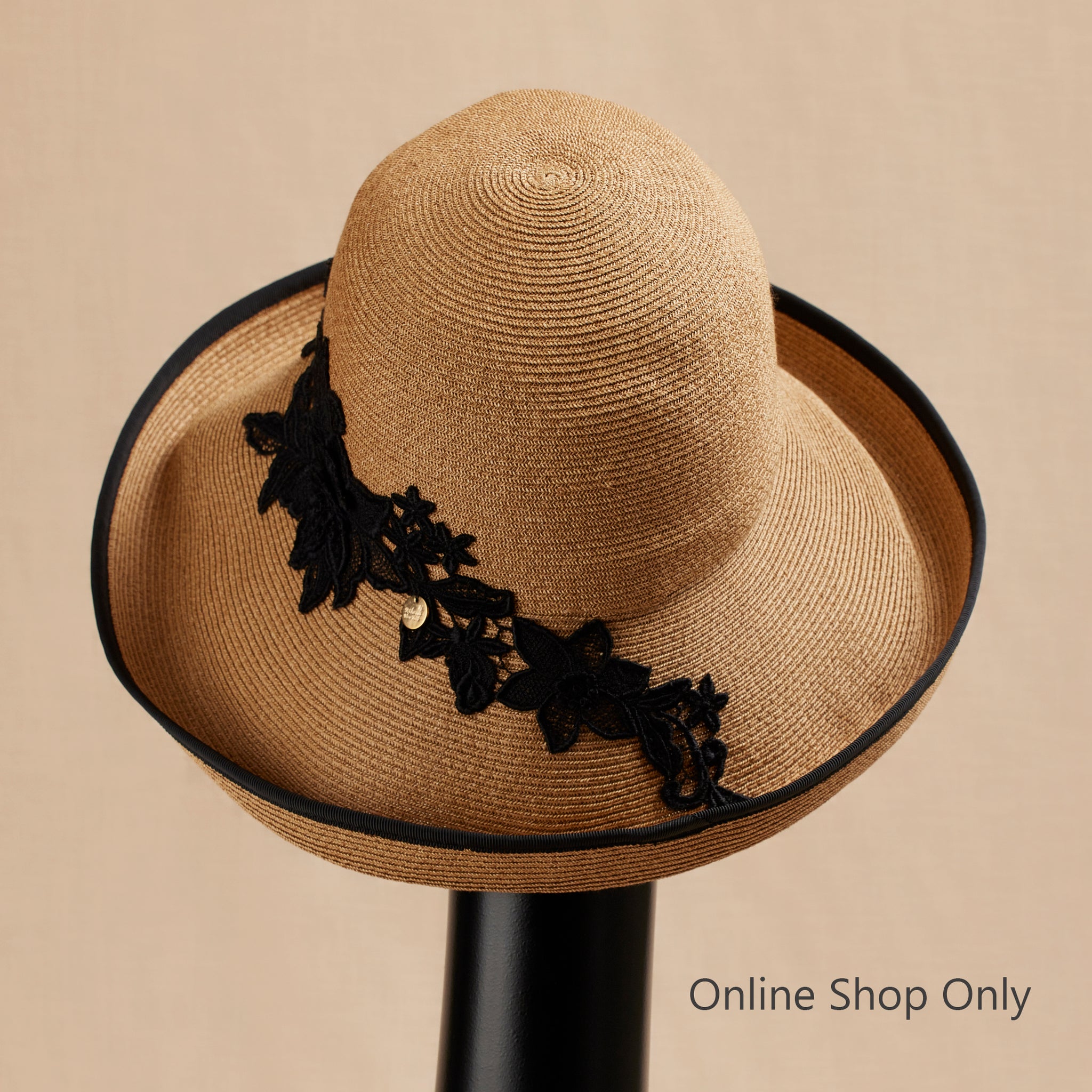 【美品】Athena NewYorkアシーナニューヨーク黒 ベレー帽 レース刺繍 美品】Athena NewYorkアシーナニューヨーク黒 ベレー帽 レース